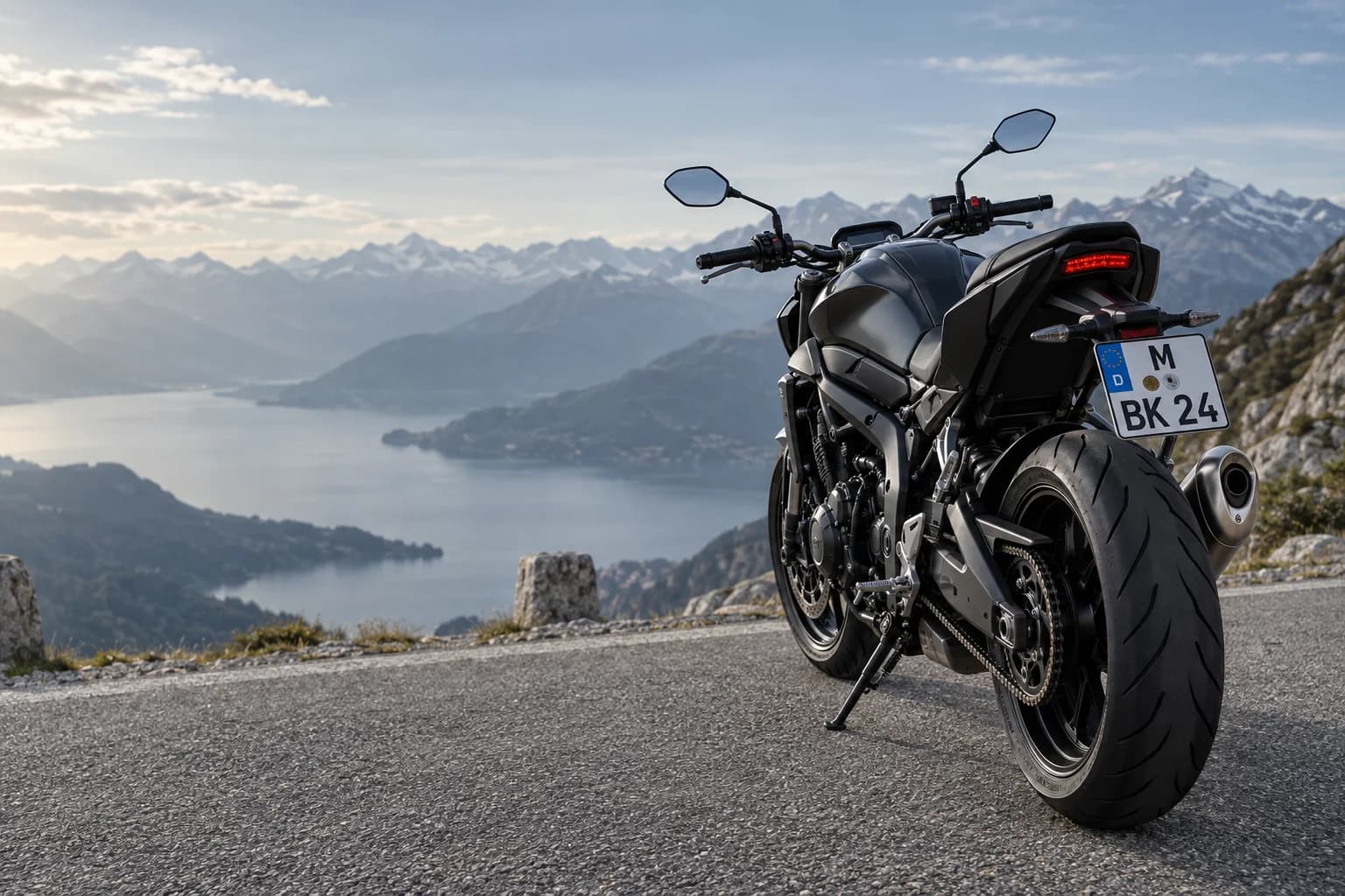 Graphitfarbenes Motorrad mit zweizeiligem Kennzeichen an einer Alpenstraße